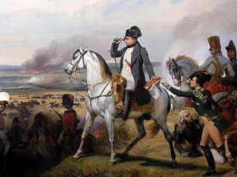 Napolen a caballo oteando el horizonte desde una colina, A su alrededor sus tropas