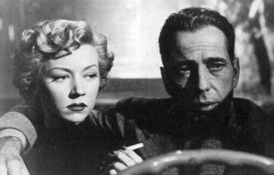 Escena de la pelcula, Bogart al volante abrazando a Gloria Brahame