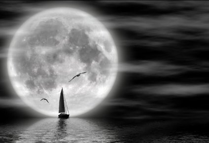 Velero navegando a la luz de la luna