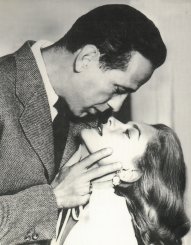 Bogart besando a Lauren Bacall