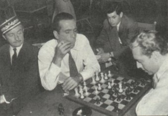 Bogart jugando al ajedrez en un descanso del rodaje de Casablanca