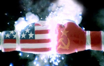 Dos guantes de boxeador chocando, uno con la bandera de Estados Unidos y otro con la bandera de la URSS