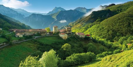 Paisaje de Asturias, montañas verdes y al fondo un pueblo