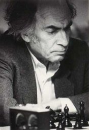 Foto de Mikhail Tahl ante el tablero. corresponde al final de su carrera