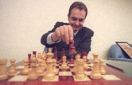 Rodríguez Zapatero ante un tablero de ajedrez moviendo una pieza