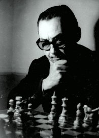 Foto de Pereiro, con gafas, meditando ante el tablero con la cabeza apoyada en una mano