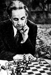 Piotr Romanovsky concentrado ante el tablero. Foto posterior a la II Guerra Mundial