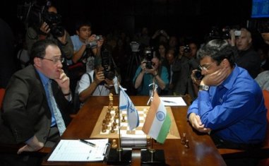 Anand y Gelfand en las primeras jugadas de una de las partidas