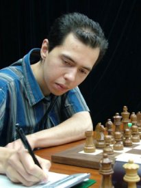 Kasimdzhanov rellenando la planilla durante un torneo