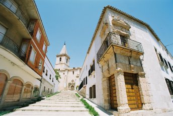 Vista del centro de La Roda, se ve una calle (de escaleras) que asciende hasta la iglesia principal del pueblo