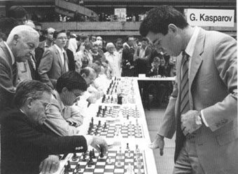 Gary Kasparov en una de sus numerosas exhibiciones