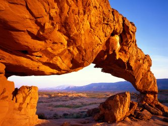 Imagen de una roca gigantesca en forma de arco