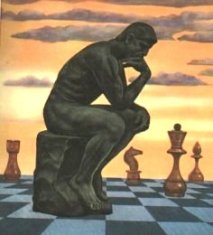 "El pensador" sobre un tablero de ajedrez