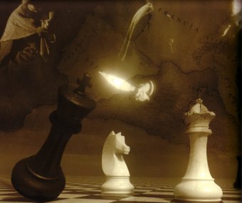 Primer plano del tablero con un rey negro cayndose, una dama blanca y un caballo blanco. El fondo es una parte del mapa de Europa del que surge una mano empuando una espada luminosa