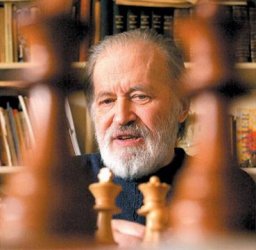 Bent Larsen, en el siglo XXI, entre fichas de ajedrez