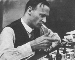 Fritz Smisch fumando mientras va a realizar una jugada en una partida