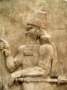 Grabado en piedra del rey Sargon, que aparece de perfil