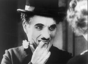 Charles Chaplin con una flor en la boca