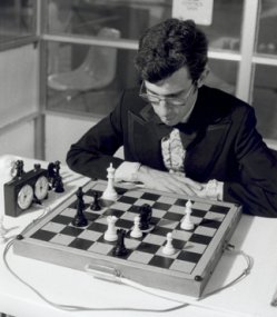 David Levy durante una partida ante la computadora Chess
