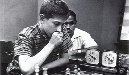 Bobby Fischer, con 15 aos, ante el tablero