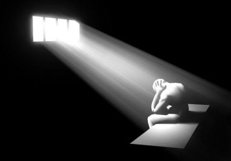 Caricatura de un hombre encerrado en una celda, sentado, con la cabeza entre las manos y con un halo de luz que entra entre las rejas
