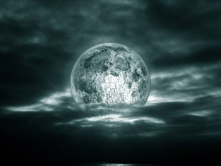 Luna rodeada de nubes oscuras