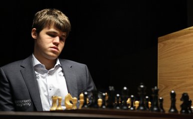 Magnus Carlsen meditando ante el tablero