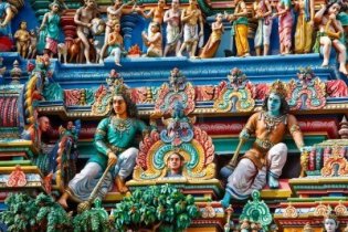 Templo de Chennai decorado con decenas de figuras indias