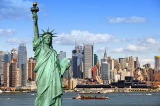 Estatua de la Libertad, baha y rascacielos de New York