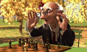 Pelcula de Pixar. Viejo jugando al ajedrez en un parque