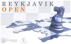 Logo del Open de Reykjavik. Caballo azul sobre el mapa de Islandia que tiene las casillas de un tablero