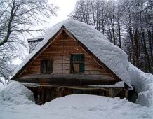 Refugio en la montaa rodeado de nieve
