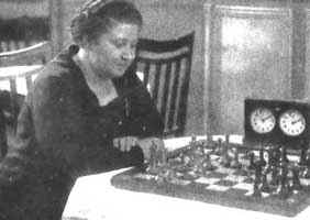 Vera Menchik, la primera jugadora en disputar torneos masculinos. Una gran pionera