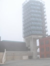 Museo de la Ciencia entre la niebla