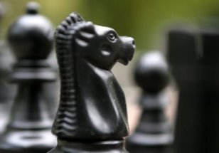 Primer plano de un caballo negro de ajedrez