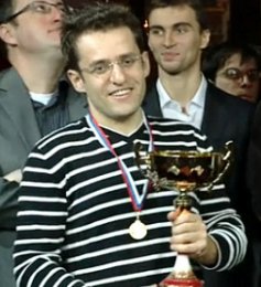 Levon Aronian con el trofeo de ganador