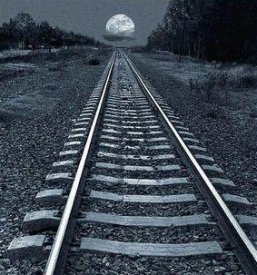 Va de tren con la luna al fondo